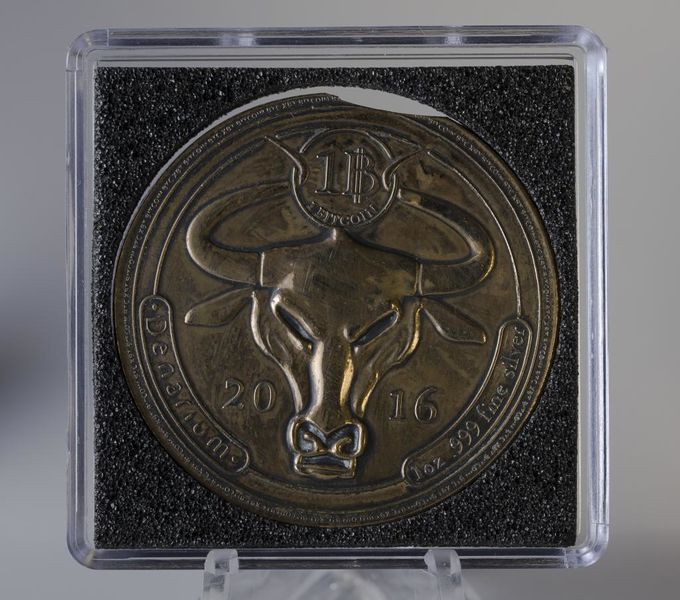 File:Denarium - 1 BTC Silver Mock-up (Patinated Bronze) front.jpg