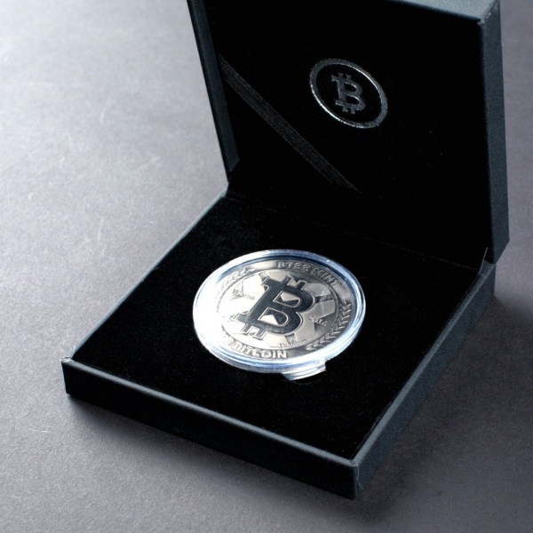 File:BTCC Mint 2016 One Bitcoin V Series in Leather Etuis.jpg