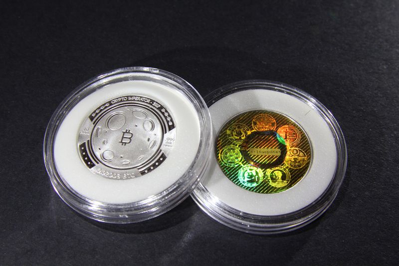 File:Crypto Imperator - 2017 Moon Coin BTC Silver holo.jpg