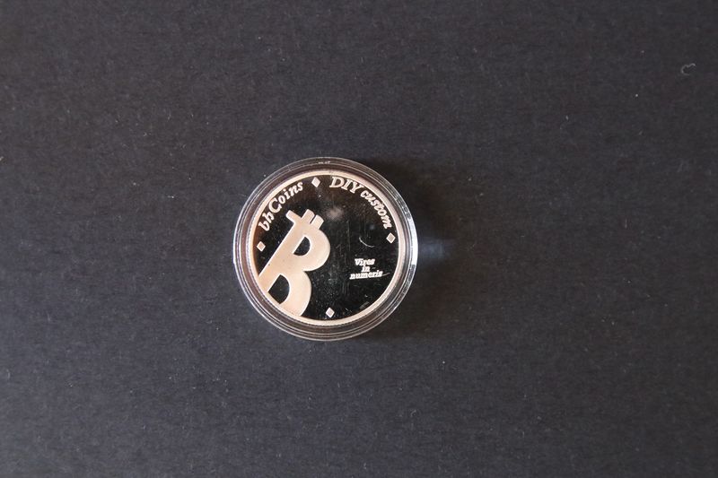 File:BhCoins Series 4 coin mirror silver front.jpg